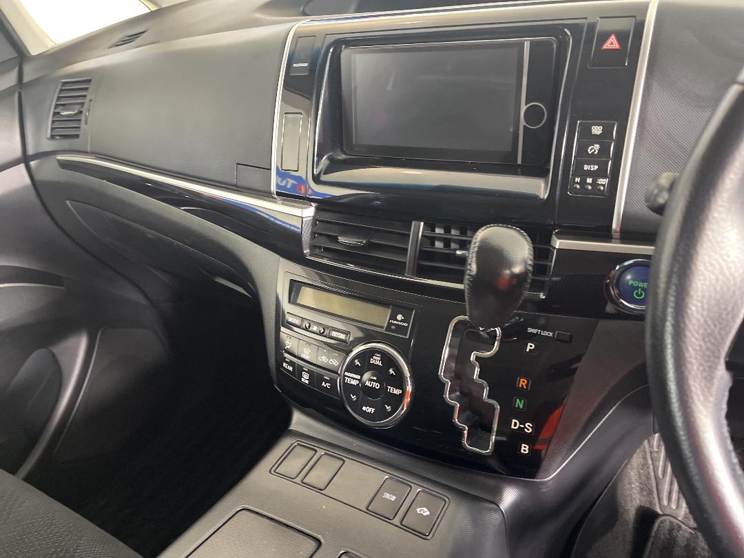 Photo '18' of Toyota Estima Photo '18' of Toyota Estima