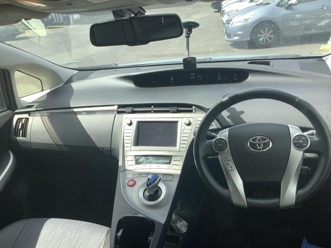 Photo '8' of Toyota Prius Phev