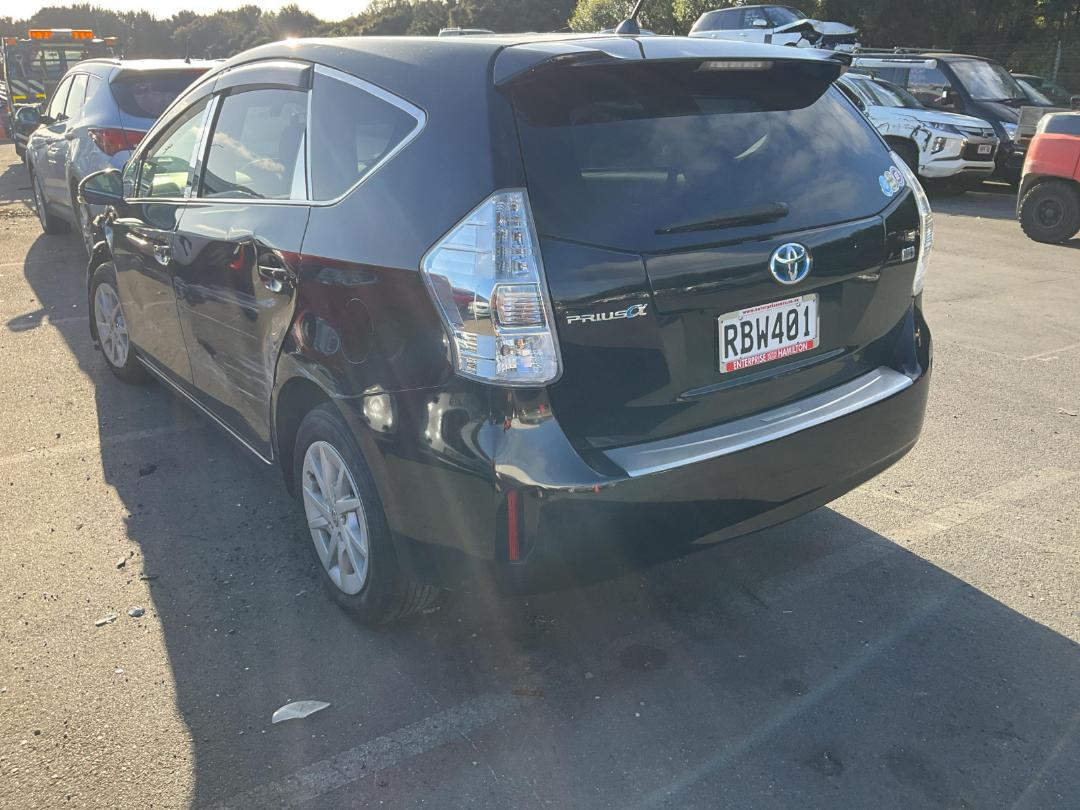 Photo '3' of Toyota Prius Alpha Photo '3' of Toyota Prius Alpha
