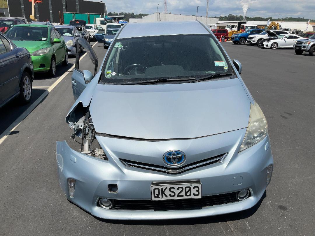 Photo '2' of Toyota Prius Alpha Photo '2' of Toyota Prius Alpha