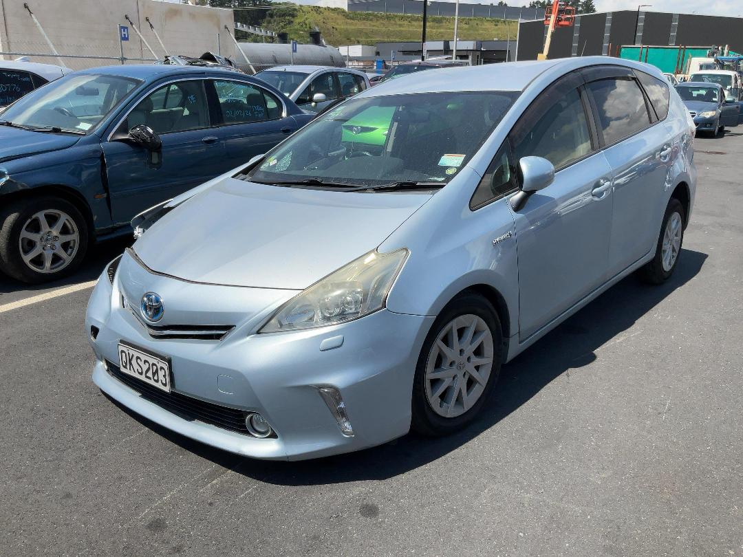 Photo '3' of Toyota Prius Alpha Photo '3' of Toyota Prius Alpha