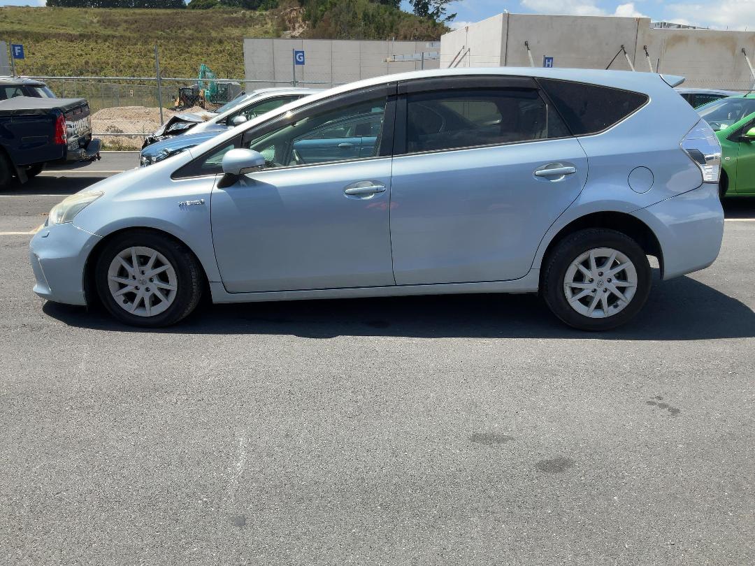 Photo '4' of Toyota Prius Alpha Photo '4' of Toyota Prius Alpha