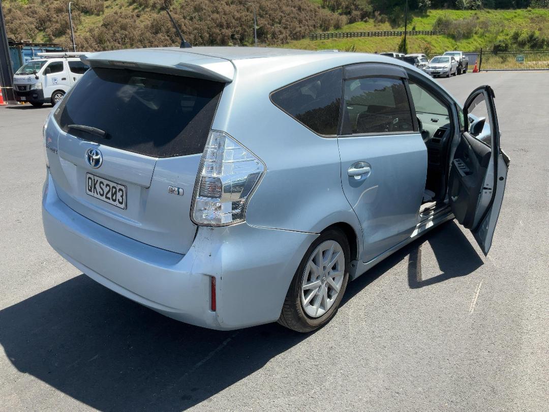 Photo '7' of Toyota Prius Alpha Photo '7' of Toyota Prius Alpha