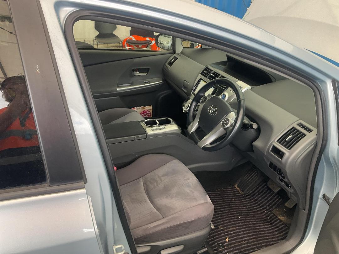 Photo '18' of Toyota Prius Alpha Hybrid Photo '18' of Toyota Prius Alpha Hybrid