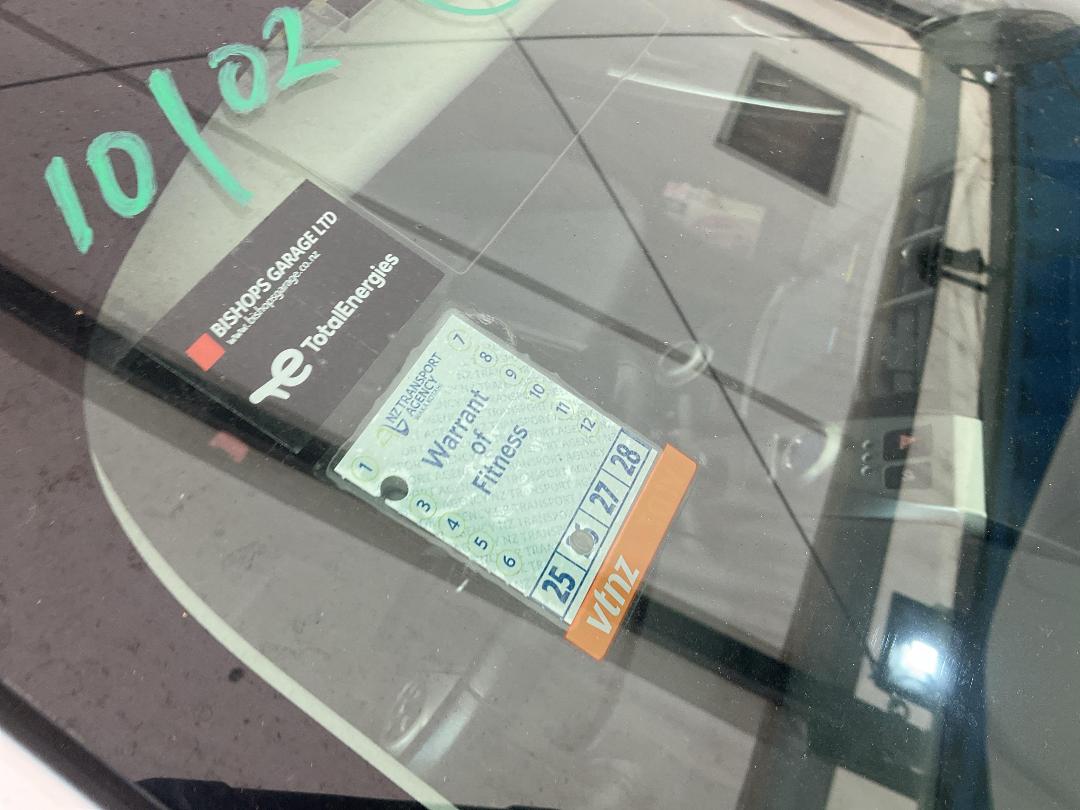 Photo '22' of Toyota Prius Alpha Hybrid Photo '22' of Toyota Prius Alpha Hybrid