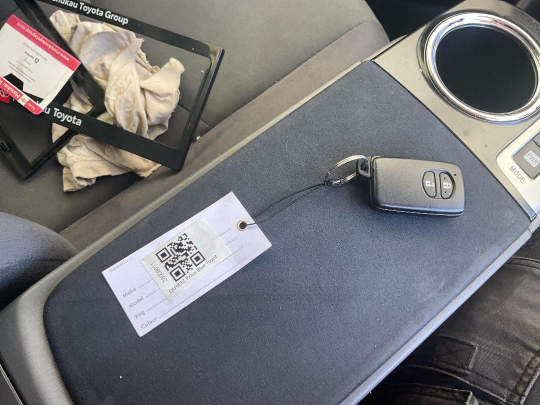 Photo '18' of Toyota Prius Alpha Hybrid Photo '18' of Toyota Prius Alpha Hybrid