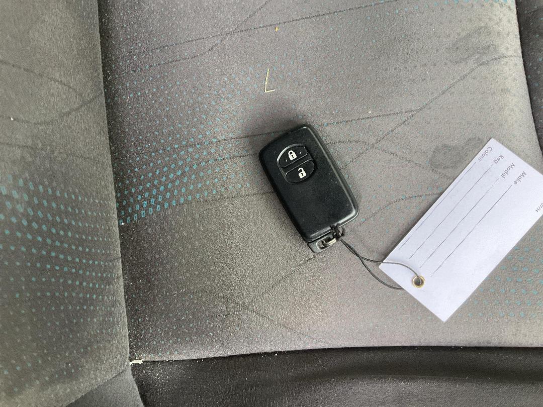 Photo '24' of Toyota Prius Alpha