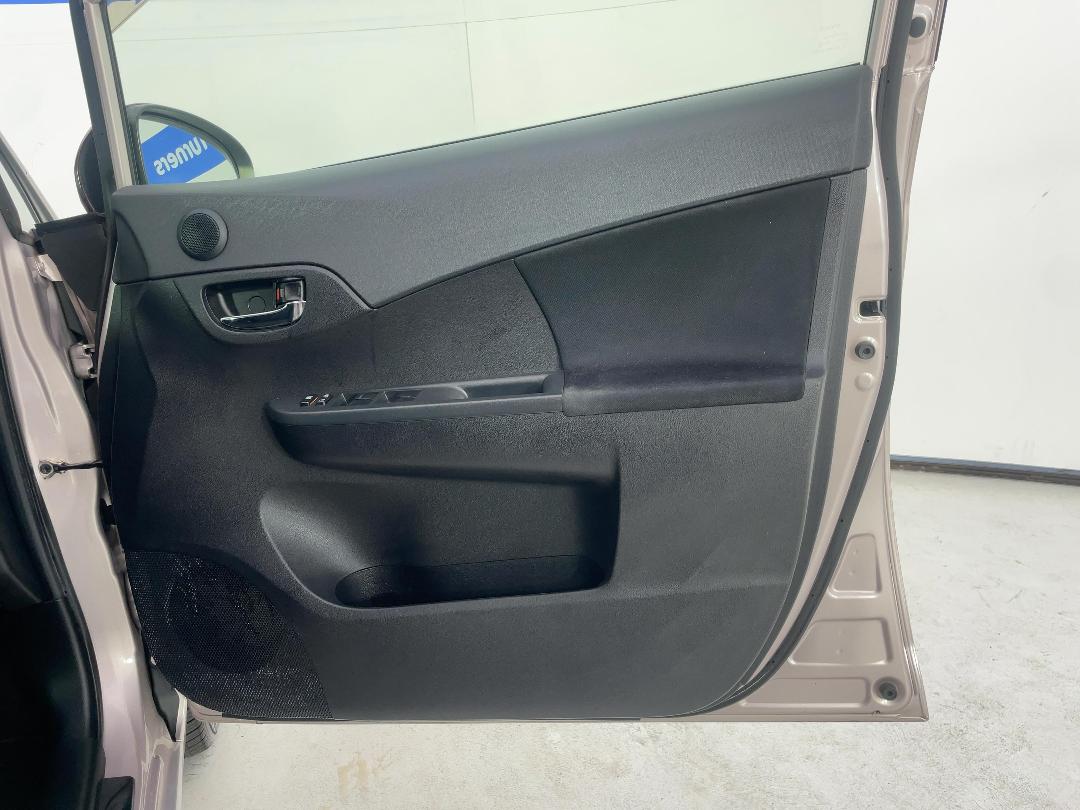 Photo '15' of Toyota Ractis Photo '15' of Toyota Ractis