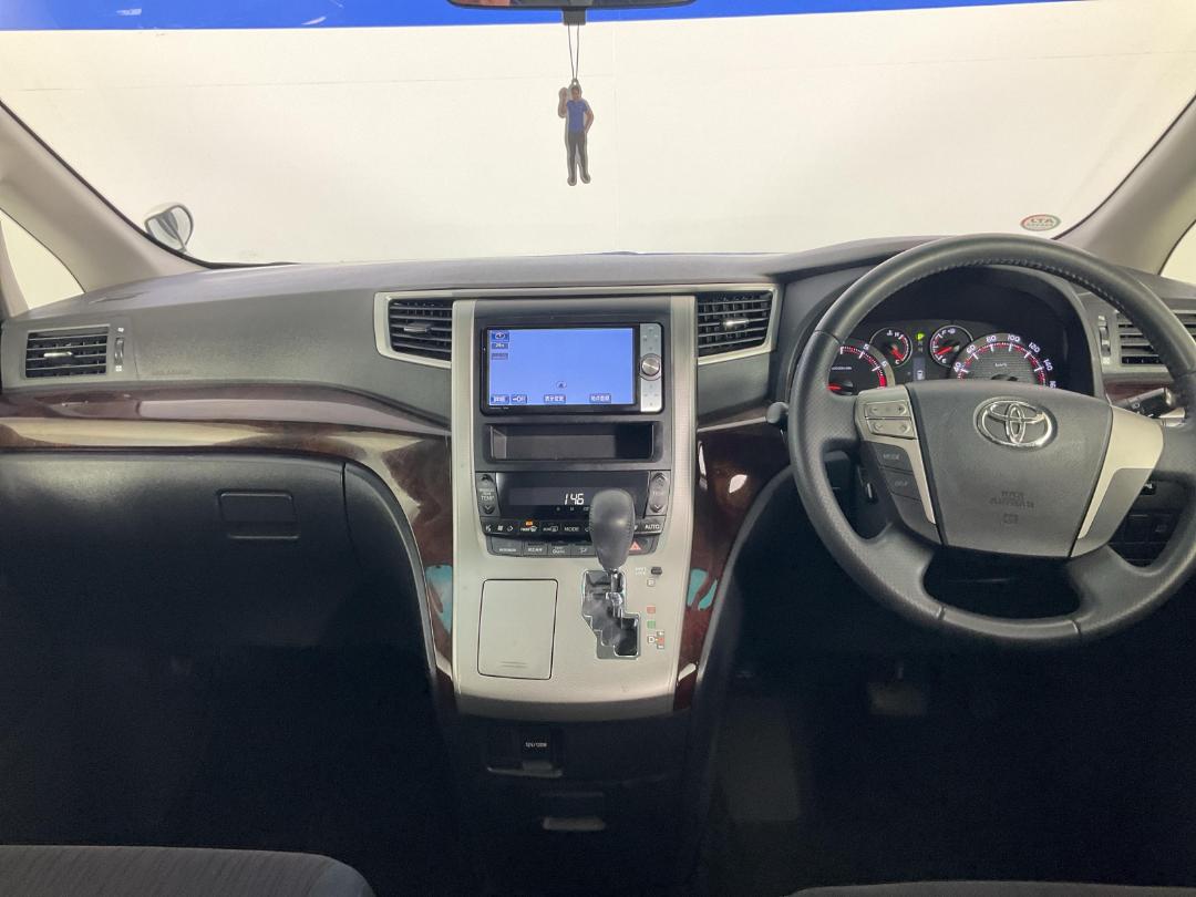 Photo '17' of Toyota Vellfire Photo '17' of Toyota Vellfire