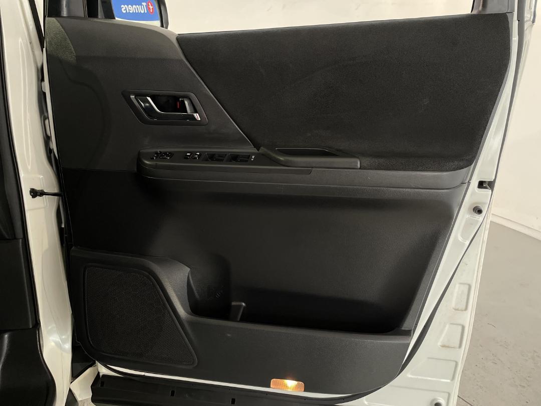 Photo '15' of Toyota Vellfire Photo '15' of Toyota Vellfire