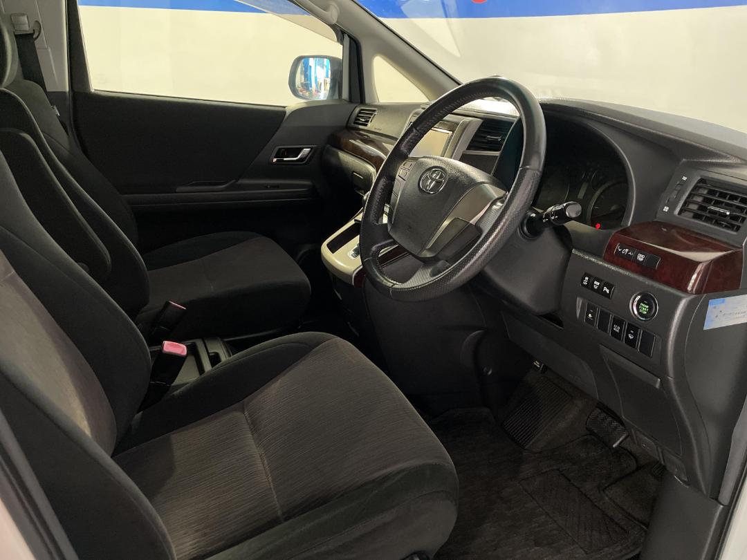 Photo '16' of Toyota Vellfire Photo '16' of Toyota Vellfire