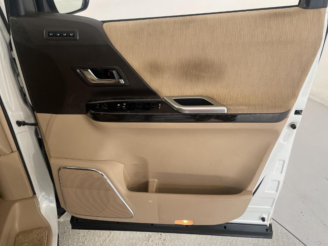 Photo '15' of Toyota Vellfire Photo '15' of Toyota Vellfire