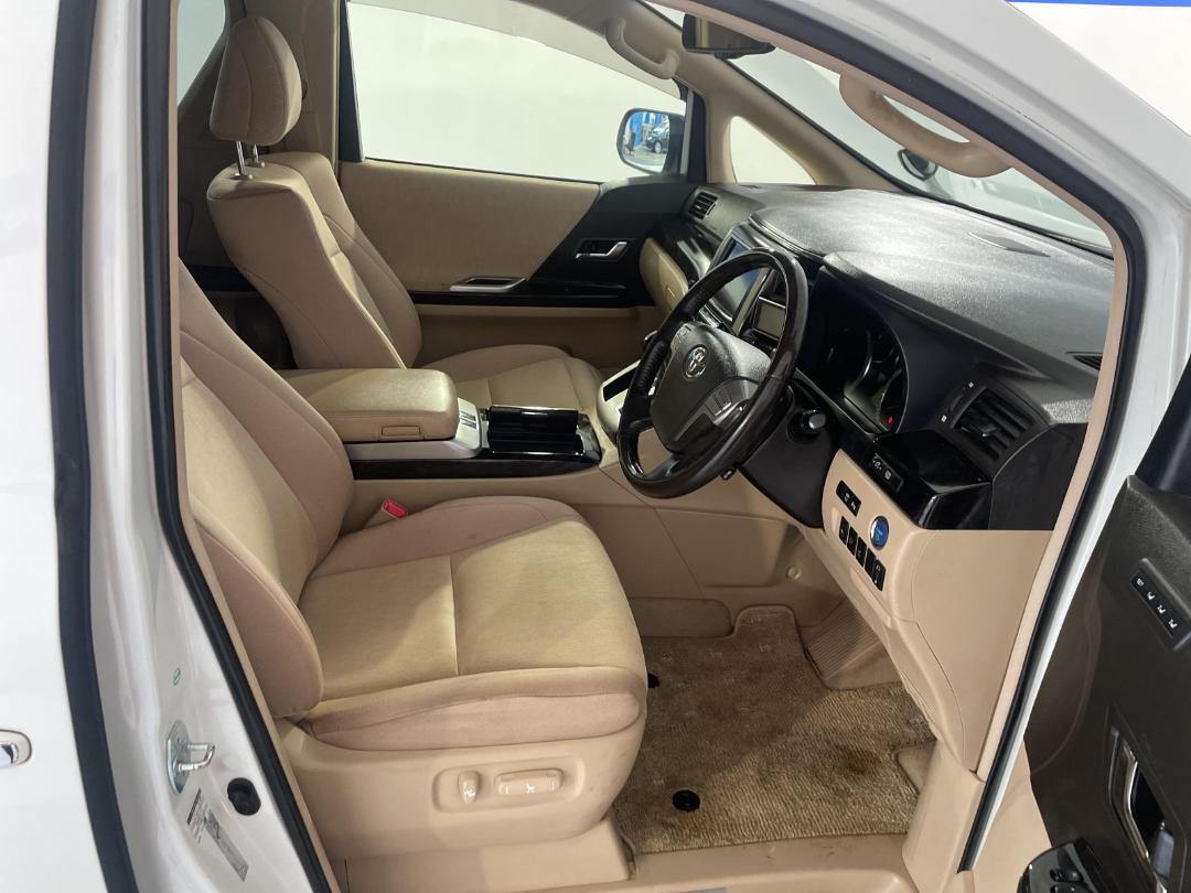 Photo '16' of Toyota Vellfire Photo '16' of Toyota Vellfire