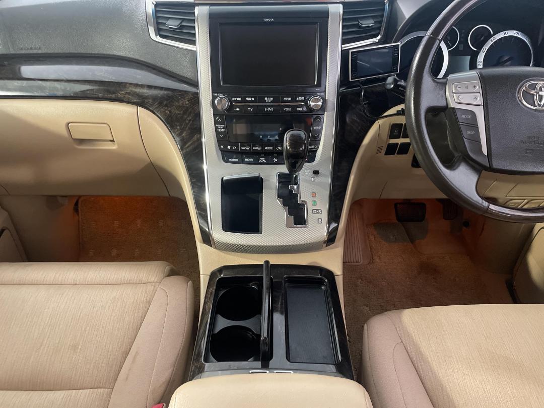 Photo '18' of Toyota Vellfire Photo '18' of Toyota Vellfire