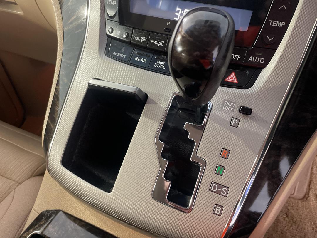 Photo '32' of Toyota Vellfire Photo '32' of Toyota Vellfire