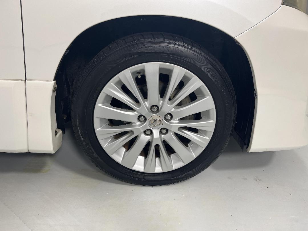 Photo '9' of Toyota Vellfire Photo '9' of Toyota Vellfire