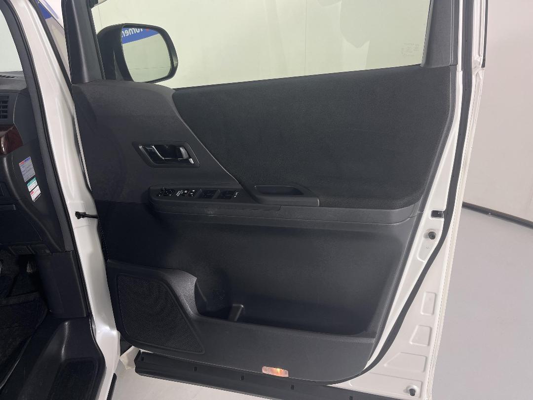 Photo '15' of Toyota Vellfire Photo '15' of Toyota Vellfire