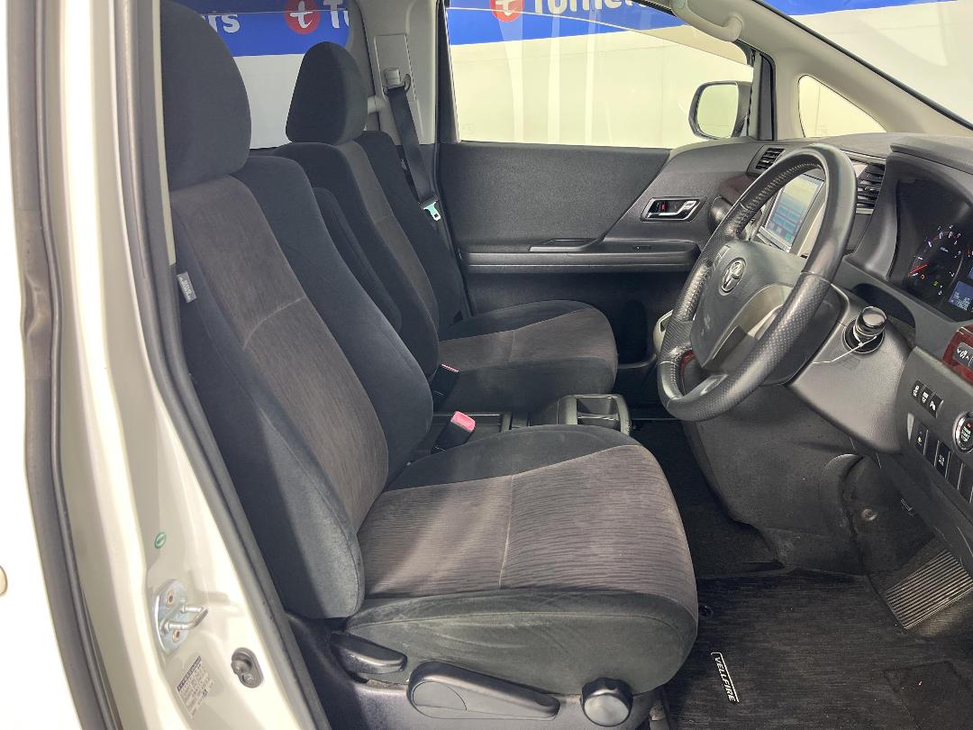 Photo '16' of Toyota Vellfire Photo '16' of Toyota Vellfire