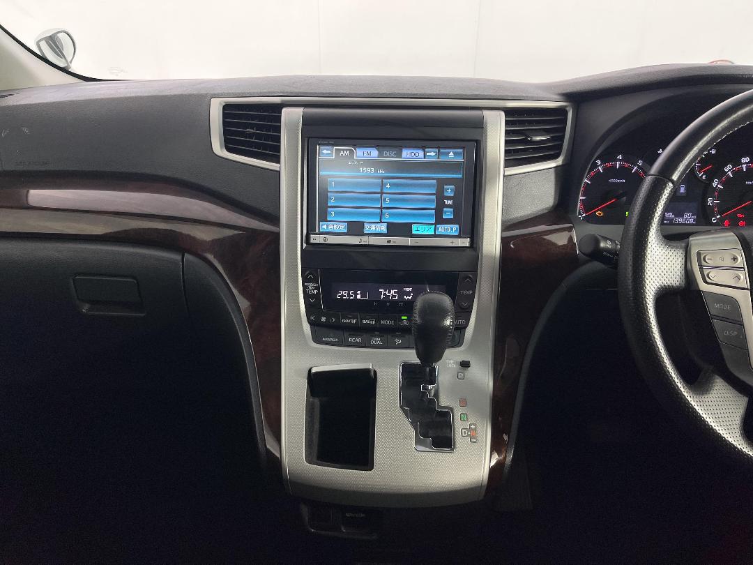 Photo '18' of Toyota Vellfire Photo '18' of Toyota Vellfire