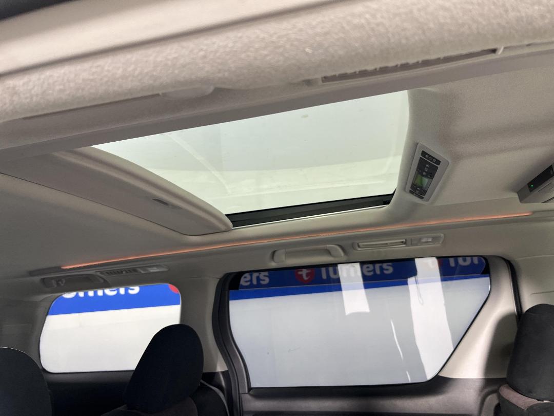 Photo '28' of Toyota Vellfire Photo '28' of Toyota Vellfire