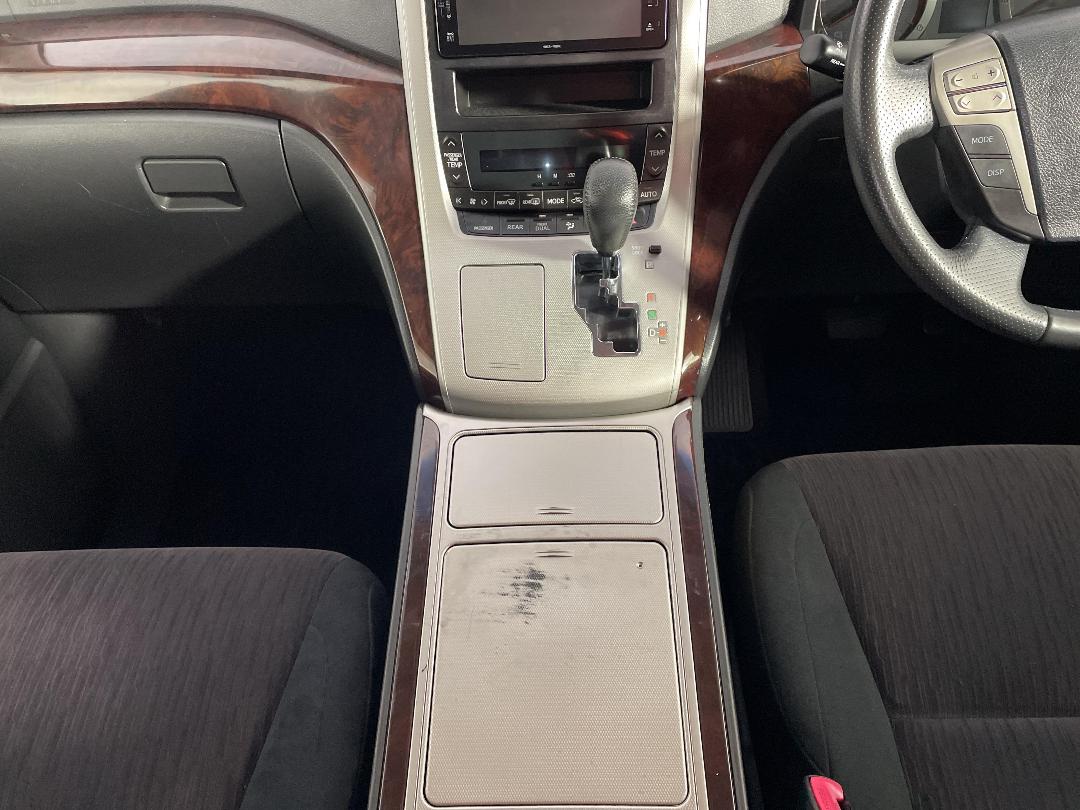 Photo '18' of Toyota Vellfire