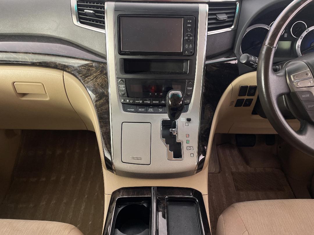 Photo '18' of Toyota Vellfire