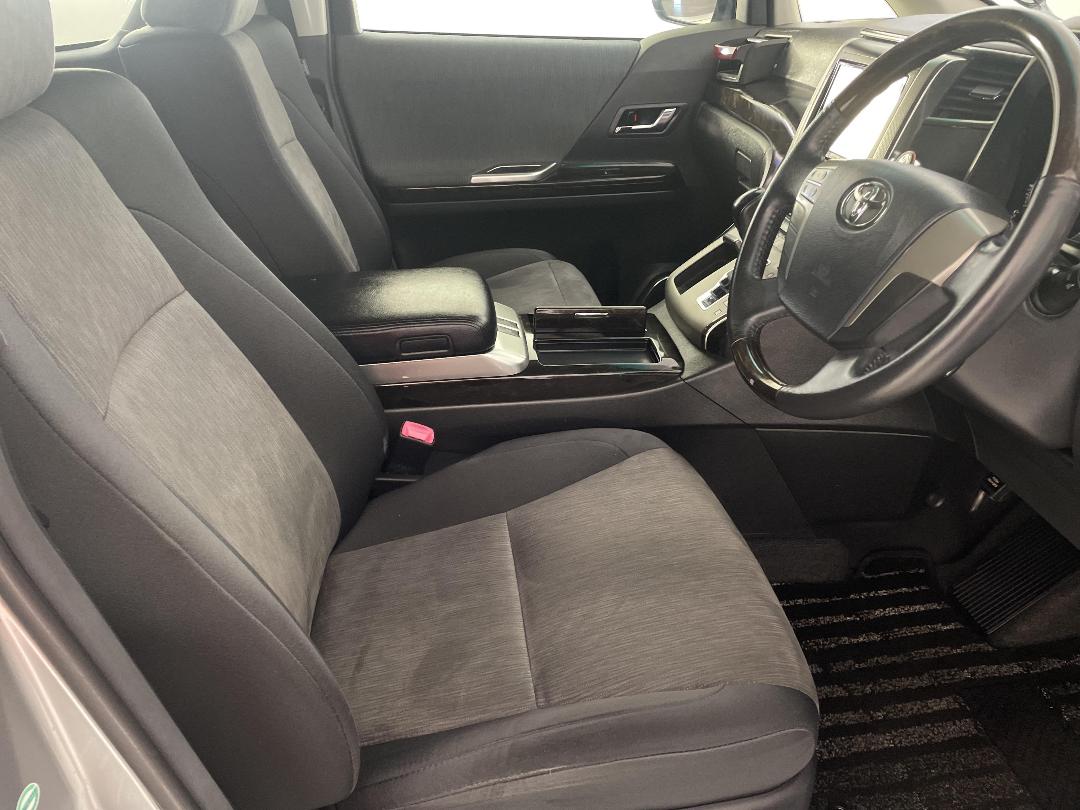 Photo '16' of Toyota Vellfire