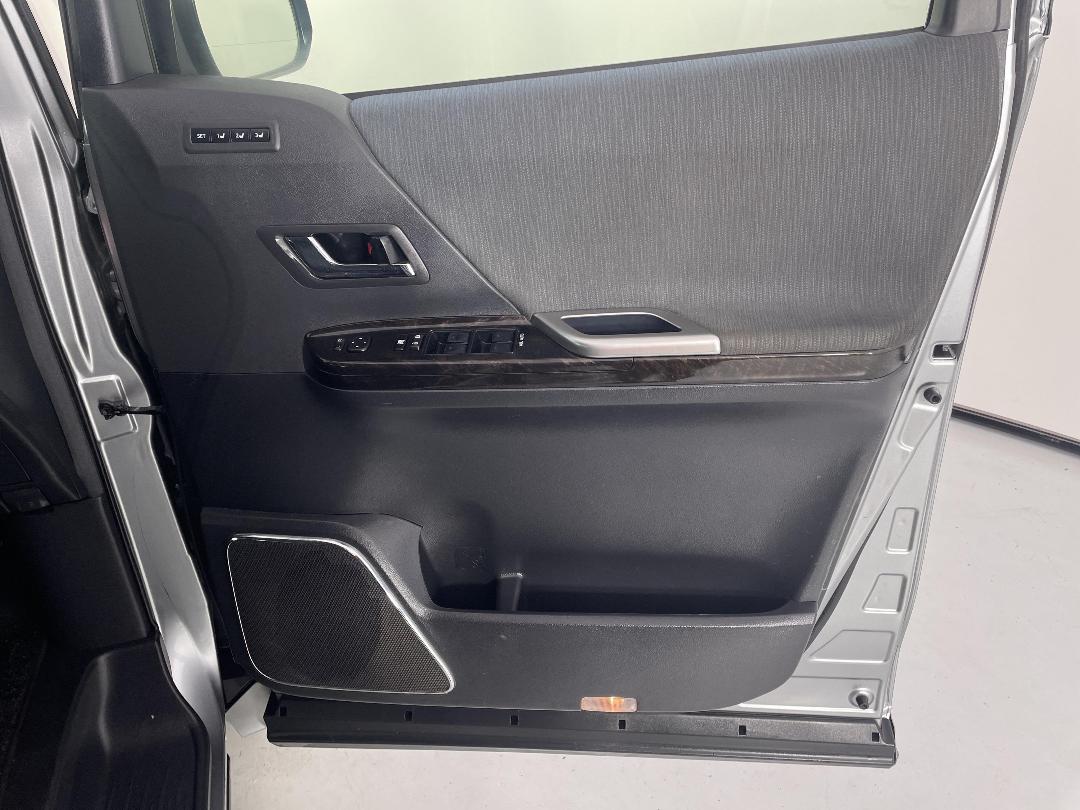 Photo '15' of Toyota Vellfire