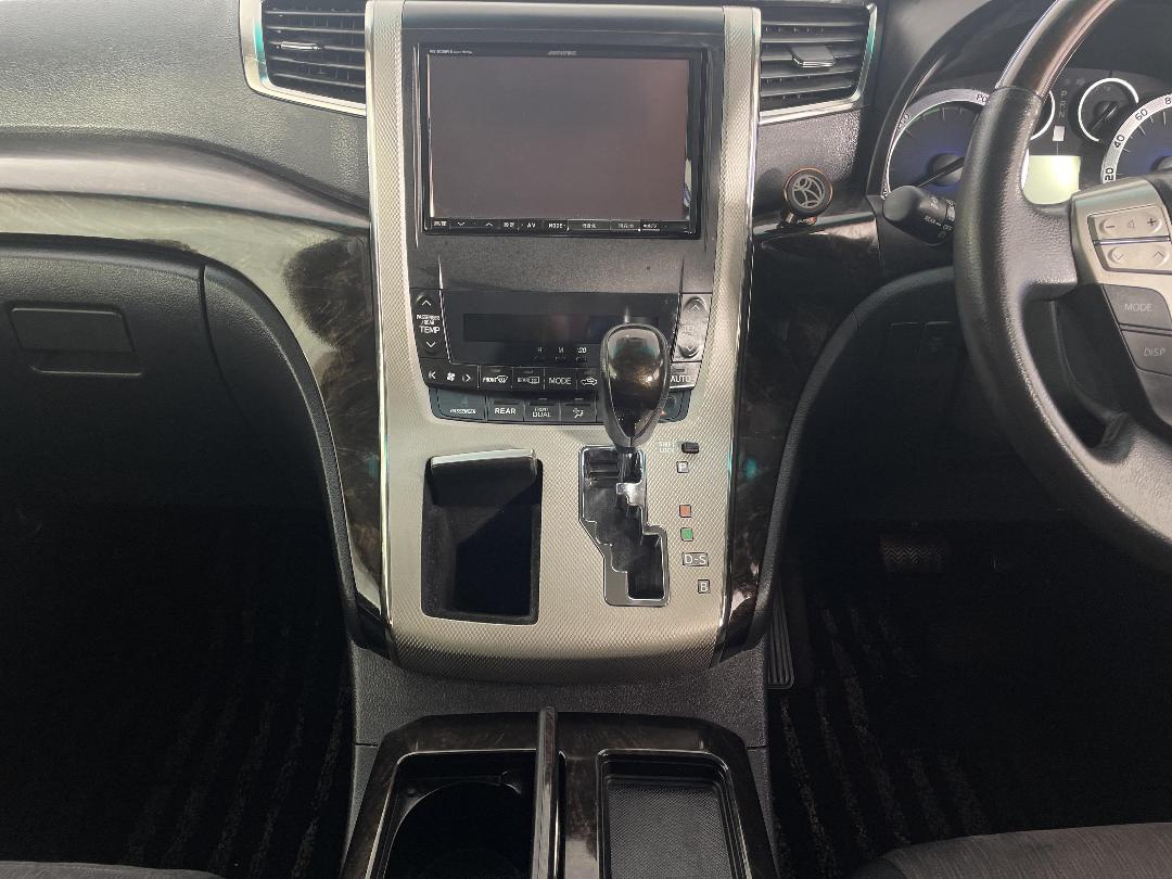 Photo '18' of Toyota Vellfire