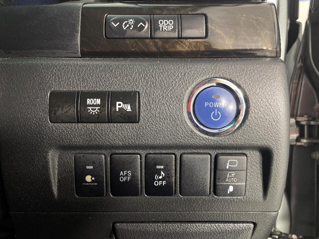 Photo '23' of Toyota Vellfire