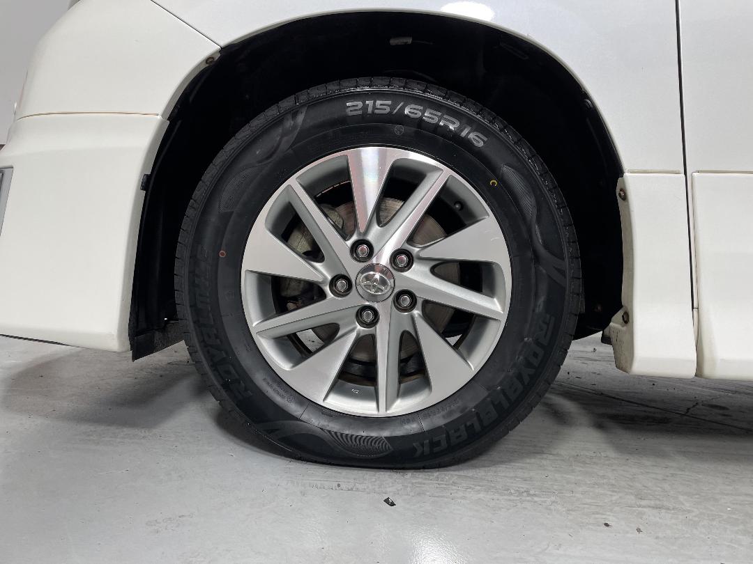 Photo '10' of Toyota Vellfire