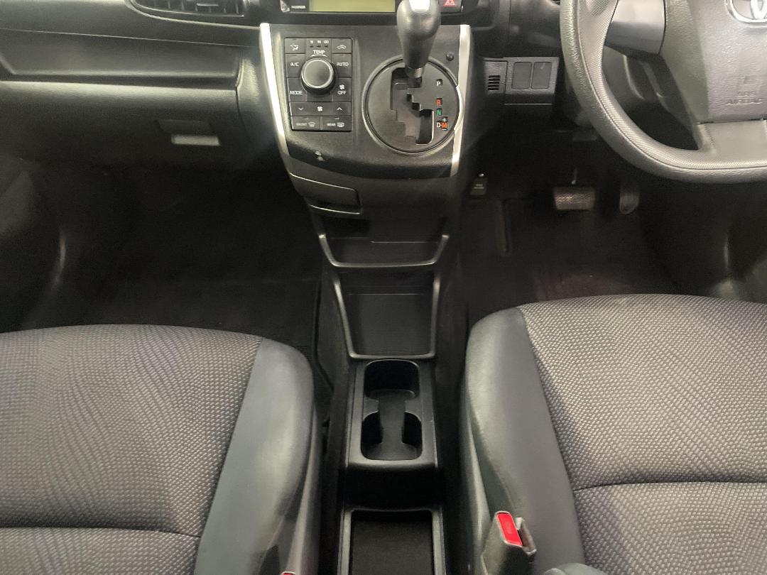 Photo '18' of Toyota Wish Photo '18' of Toyota Wish