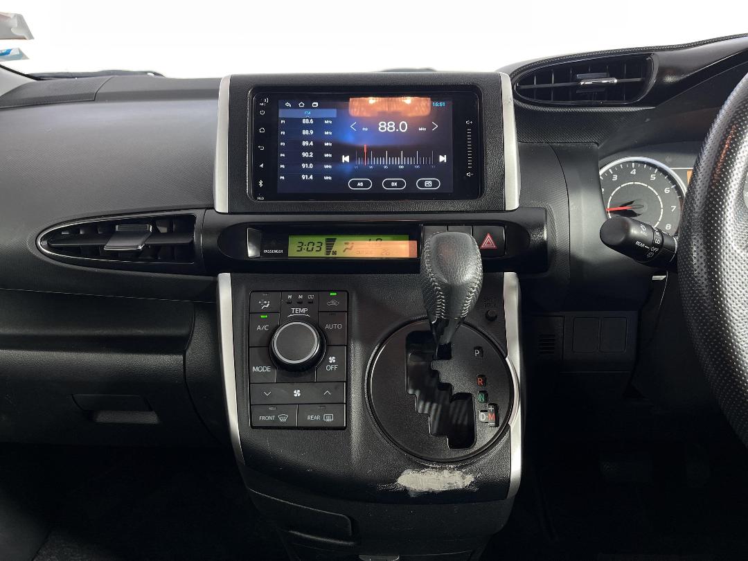 Photo '18' of Toyota Wish