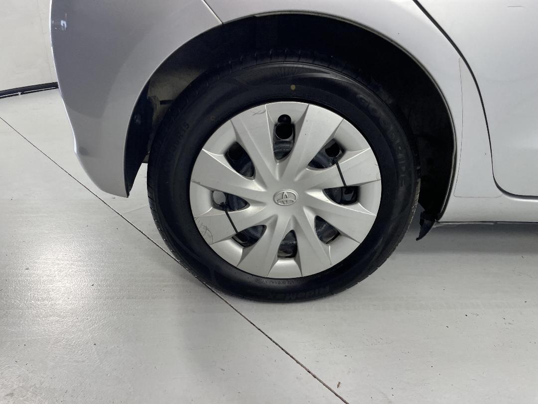 Photo '12' of Toyota Yaris