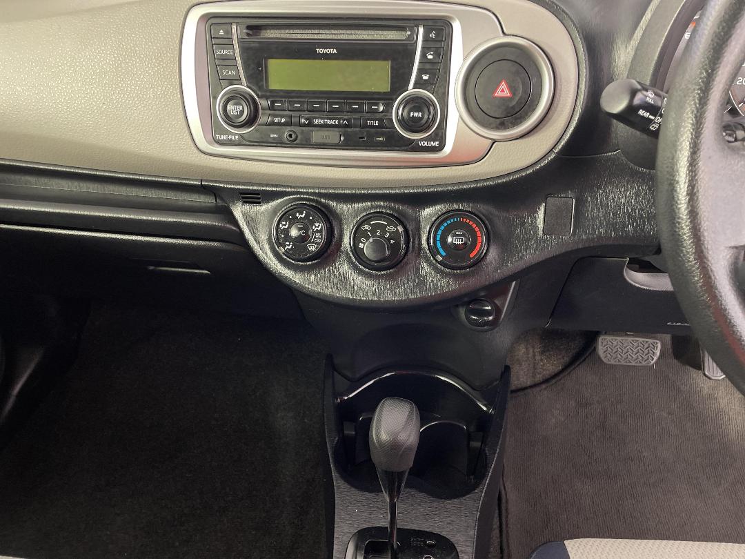 Photo '18' of Toyota Yaris