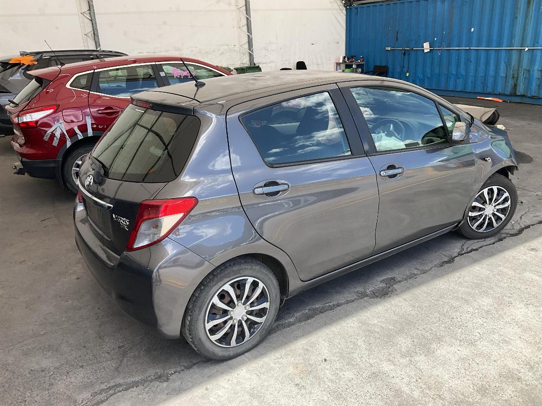 Photo '11' of Toyota Yaris YR