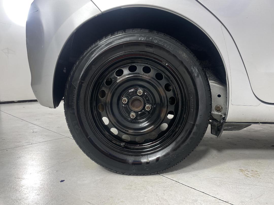 Photo '12' of Toyota Yaris