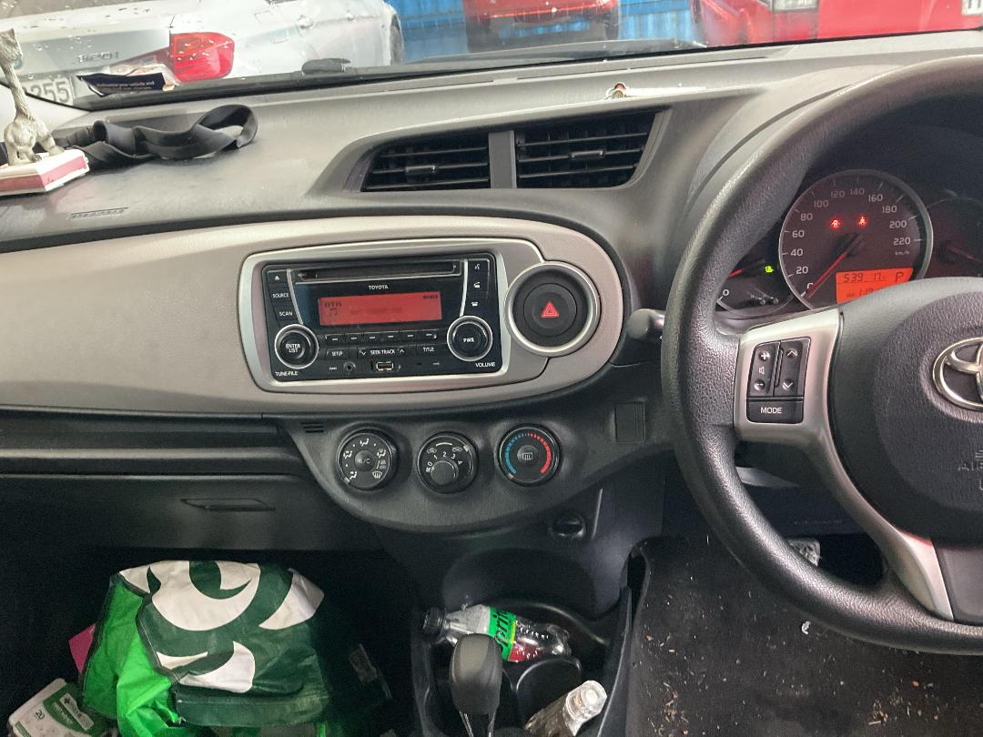 Photo '10' of Toyota Yaris YR