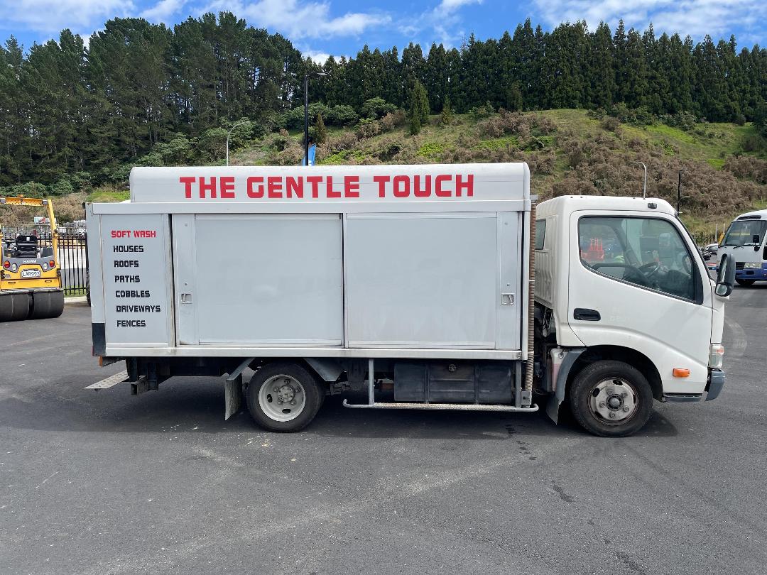 Photo '3' of Hino Dutro 2 AXLE BOX BODY Bottle Body Photo '3' of Hino Dutro 2 AXLE BOX BODY Bottle Body