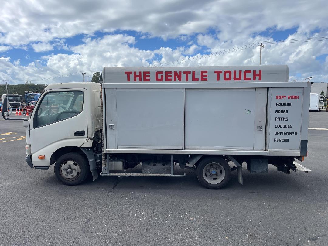 Photo '7' of Hino Dutro 2 AXLE BOX BODY Bottle Body Photo '7' of Hino Dutro 2 AXLE BOX BODY Bottle Body