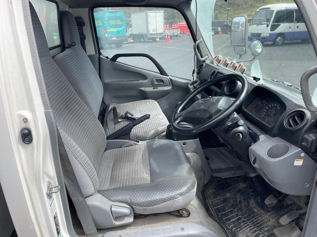 Photo '11' of Hino Dutro 2 AXLE BOX BODY Bottle Body Photo '11' of Hino Dutro 2 AXLE BOX BODY Bottle Body