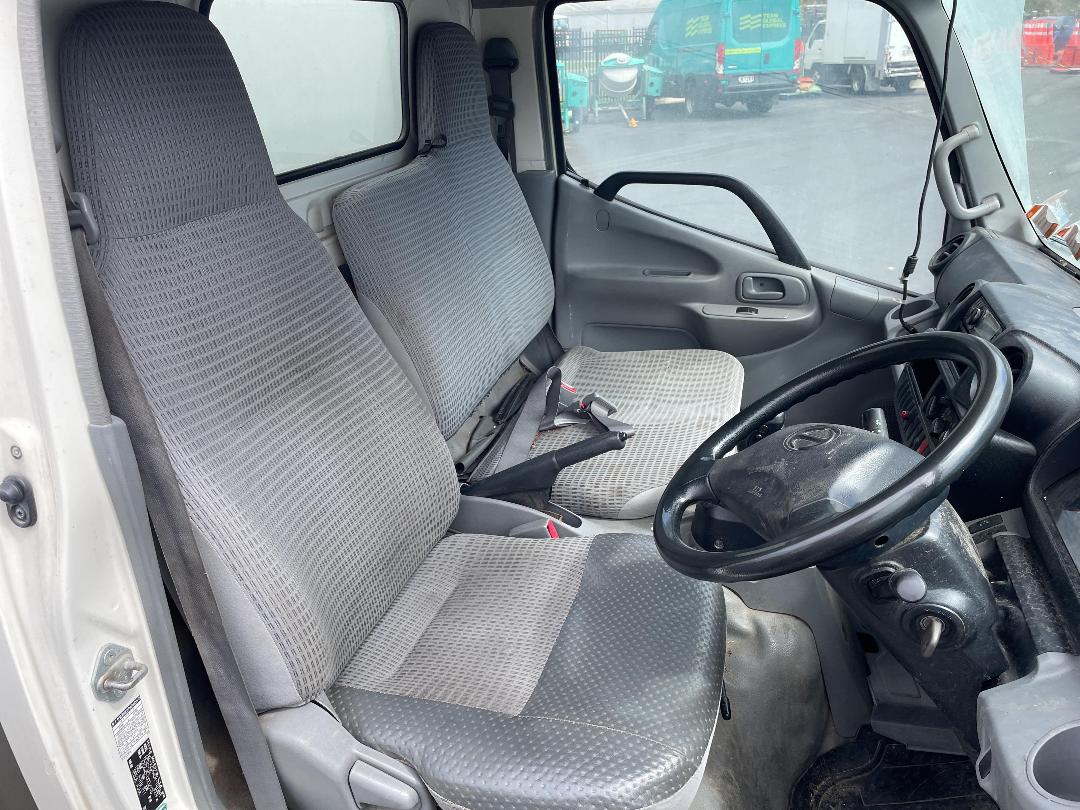 Photo '13' of Hino Dutro 2 AXLE BOX BODY Bottle Body Photo '13' of Hino Dutro 2 AXLE BOX BODY Bottle Body