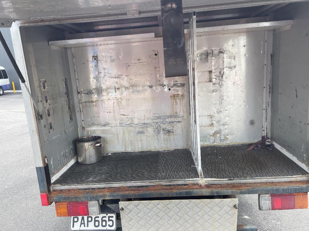 Photo '22' of Hino Dutro 2 AXLE BOX BODY Bottle Body Photo '22' of Hino Dutro 2 AXLE BOX BODY Bottle Body