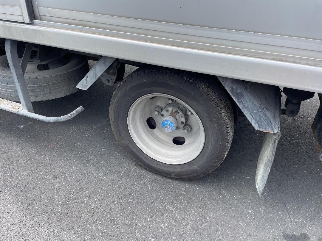 Photo '24' of Hino Dutro 2 AXLE BOX BODY Bottle Body Photo '24' of Hino Dutro 2 AXLE BOX BODY Bottle Body