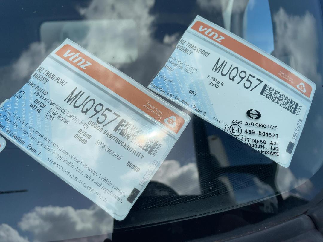 Photo '34' of Hino Dutro Box Body