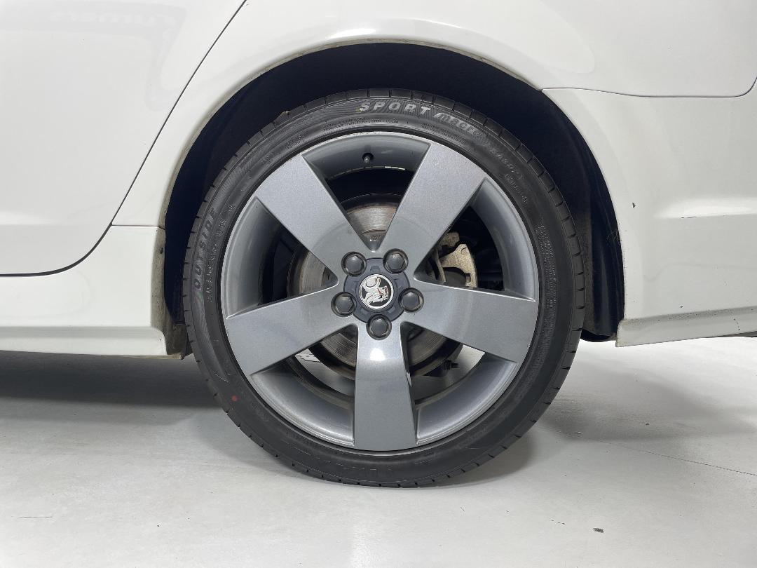 Photo '11' of Holden Commodore Photo '11' of Holden Commodore