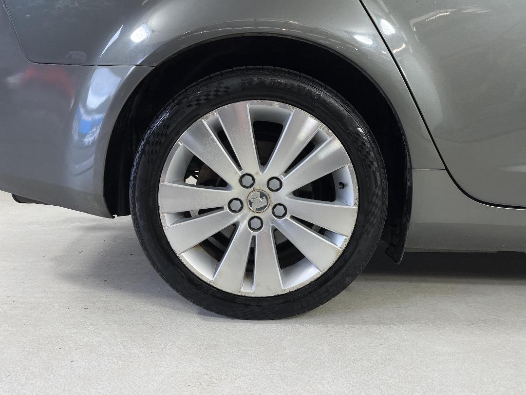 Photo '12' of Holden Commodore Photo '12' of Holden Commodore