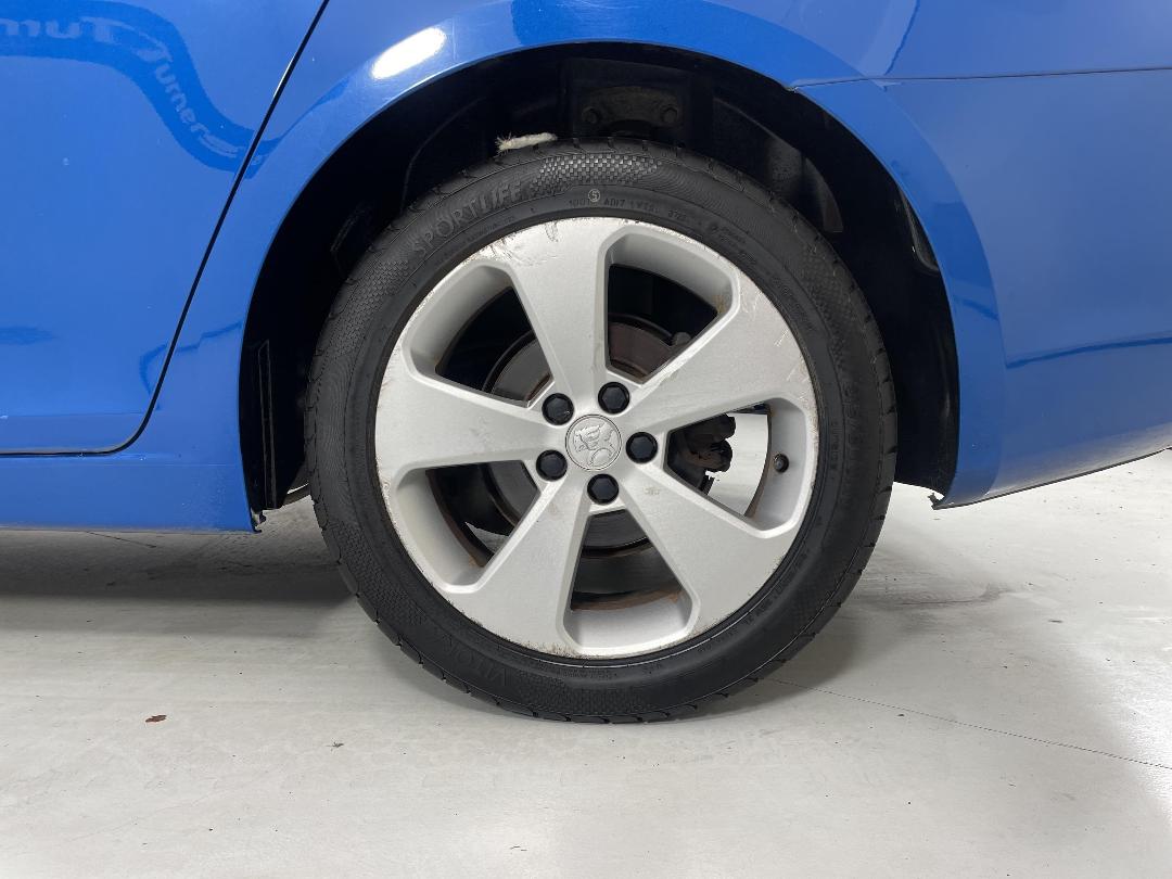 Photo '11' of Holden Cruze