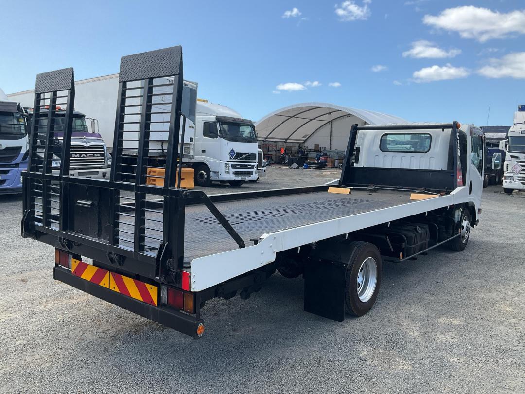 Photo '4' of Isuzu ELF Transporter