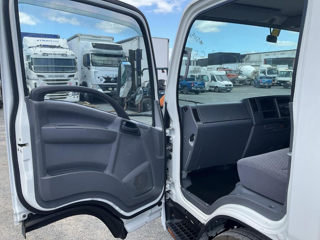 Photo '17' of Isuzu ELF Transporter